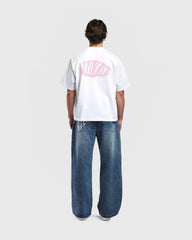 Dos t-shirt oversize Noclout blanc porté homme logo rose streetwear