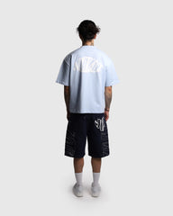 Dos t-shirt oversize Noclout bleu ciel porté homme logo blanc streetwear