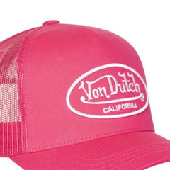 Détail logo brodé Von Dutch California casquette trucker rose