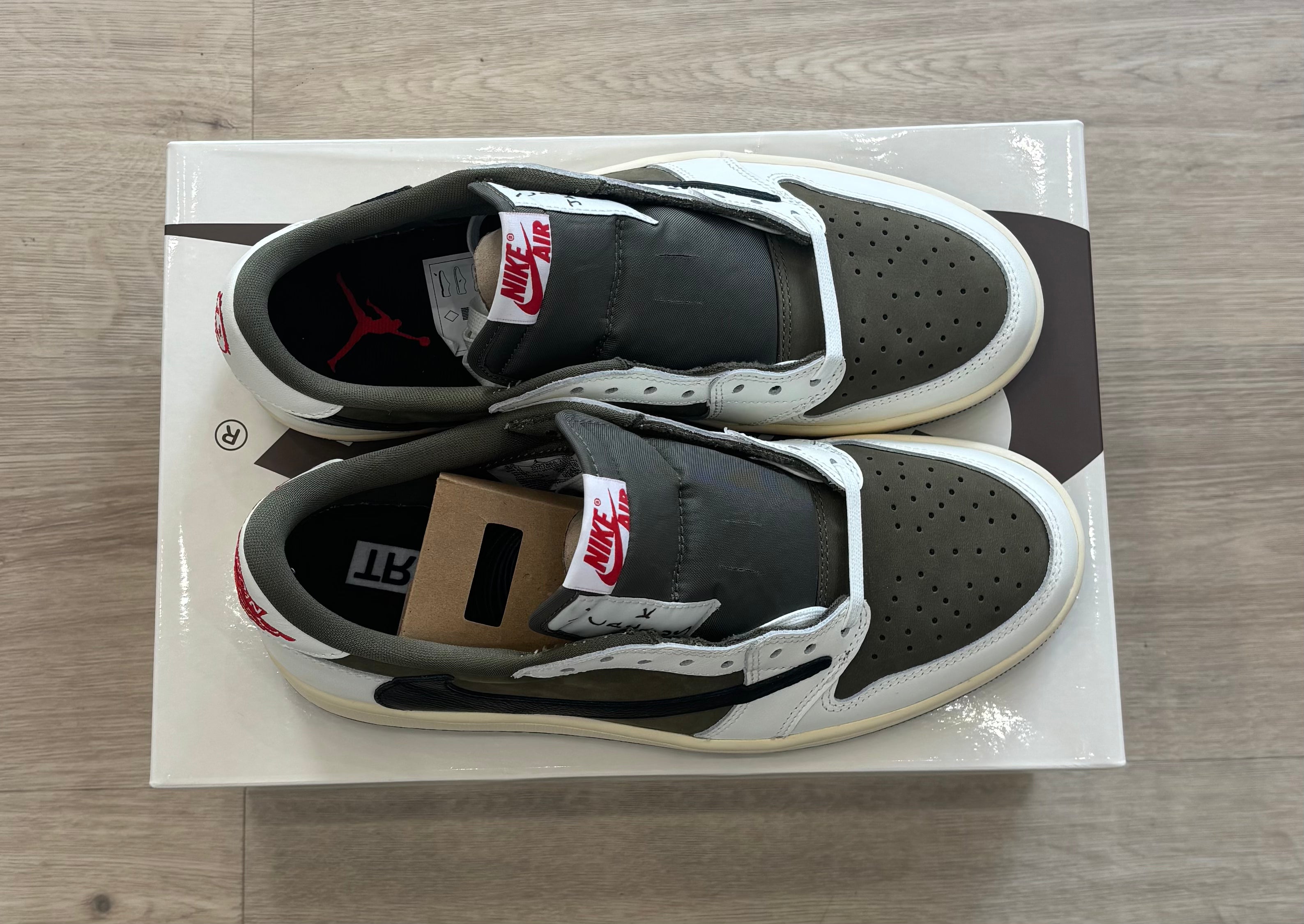 Jordan 1 X Travis Medium Olive (Taille 43)