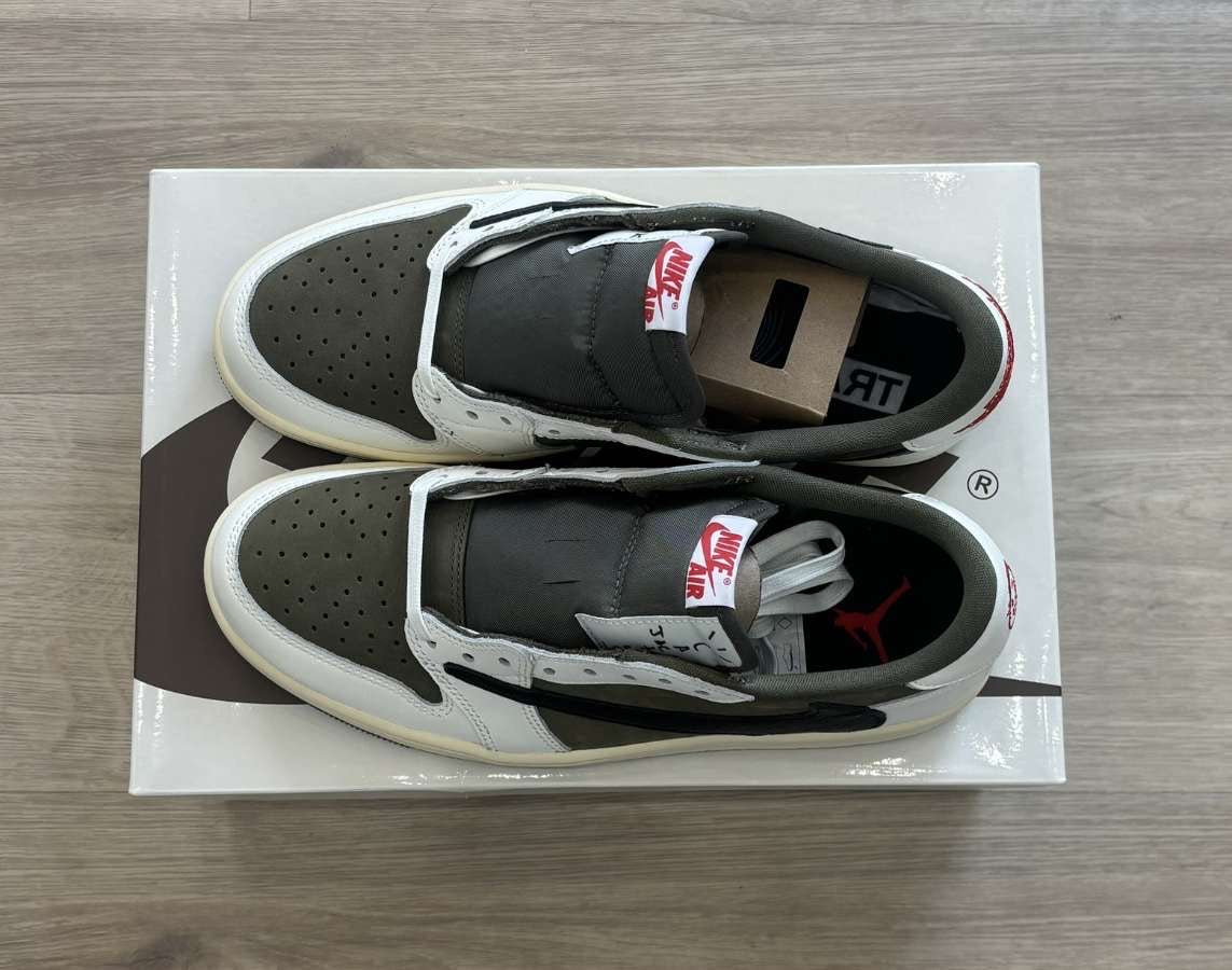 Jordan 1 X Travis Medium Olive (Taille 43)