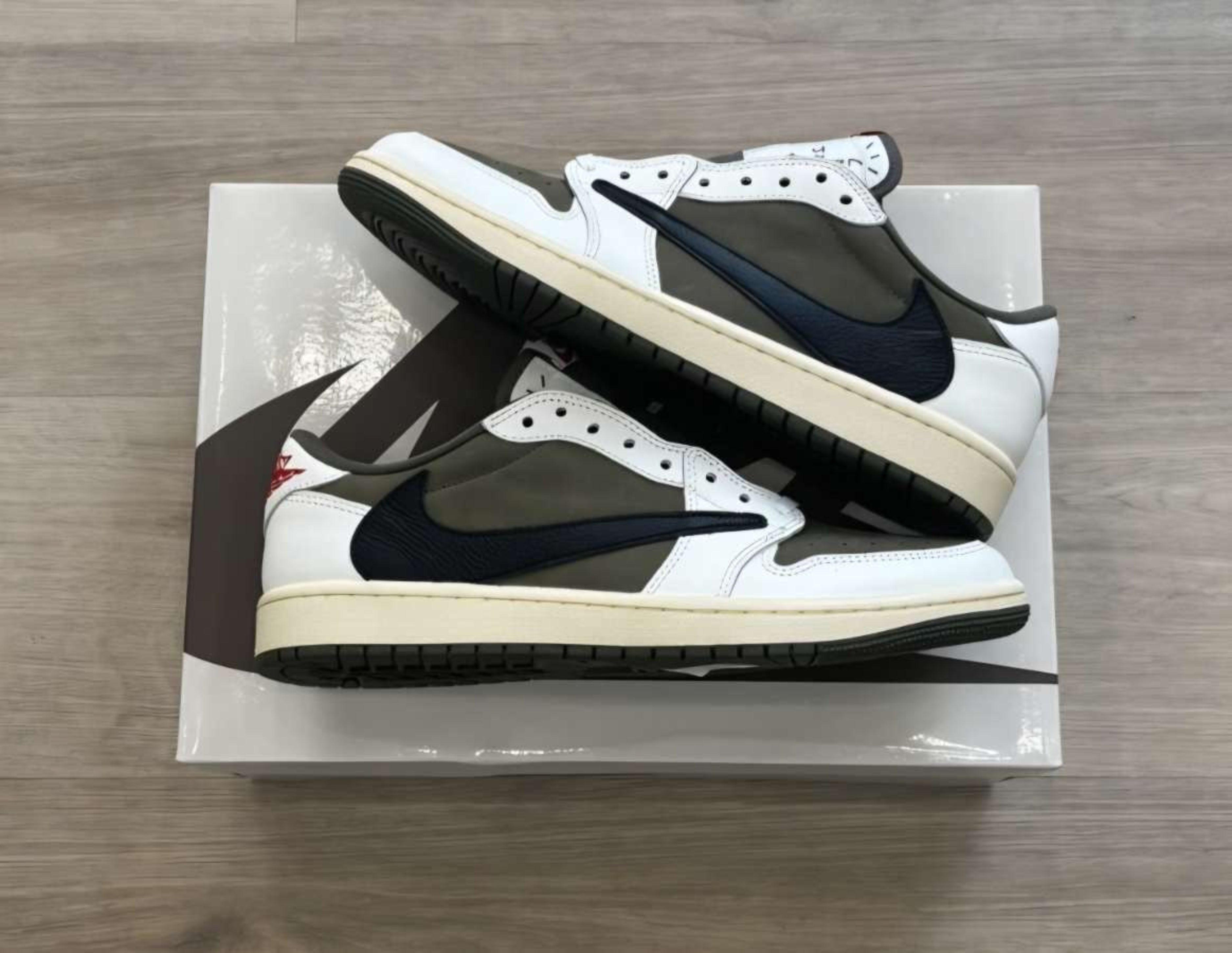 Jordan 1 X Travis Medium Olive (Taille 43)