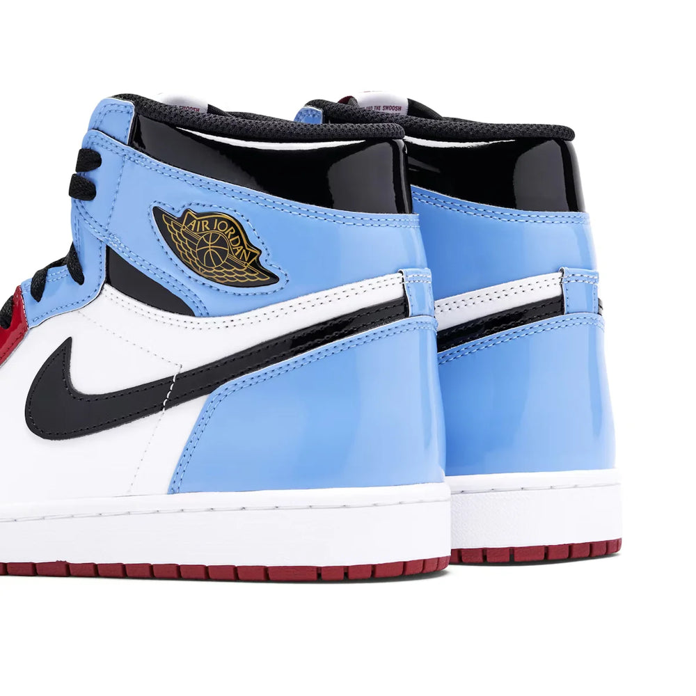 Vue arrière talon Nike Air Jordan 1 Retro High OG cuir verni bleu noir sneakers