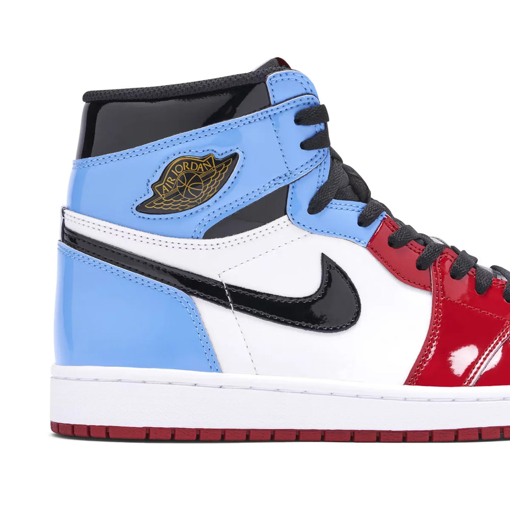 Détail logo Air Jordan 1 Retro High OG cuir verni bleu rouge noir sneakers