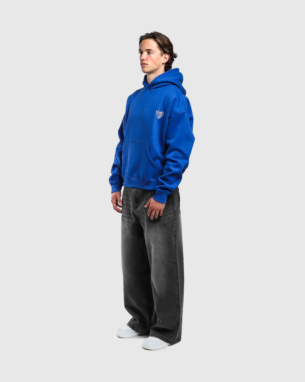 Profil hoodie oversize Noclout bleu royal porté homme logo poitrine streetwear