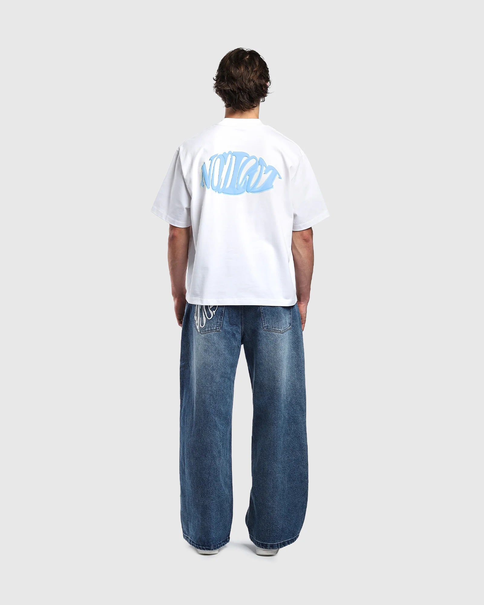 Dos t-shirt oversize Noclout blanc porté homme logo bleu streetwear