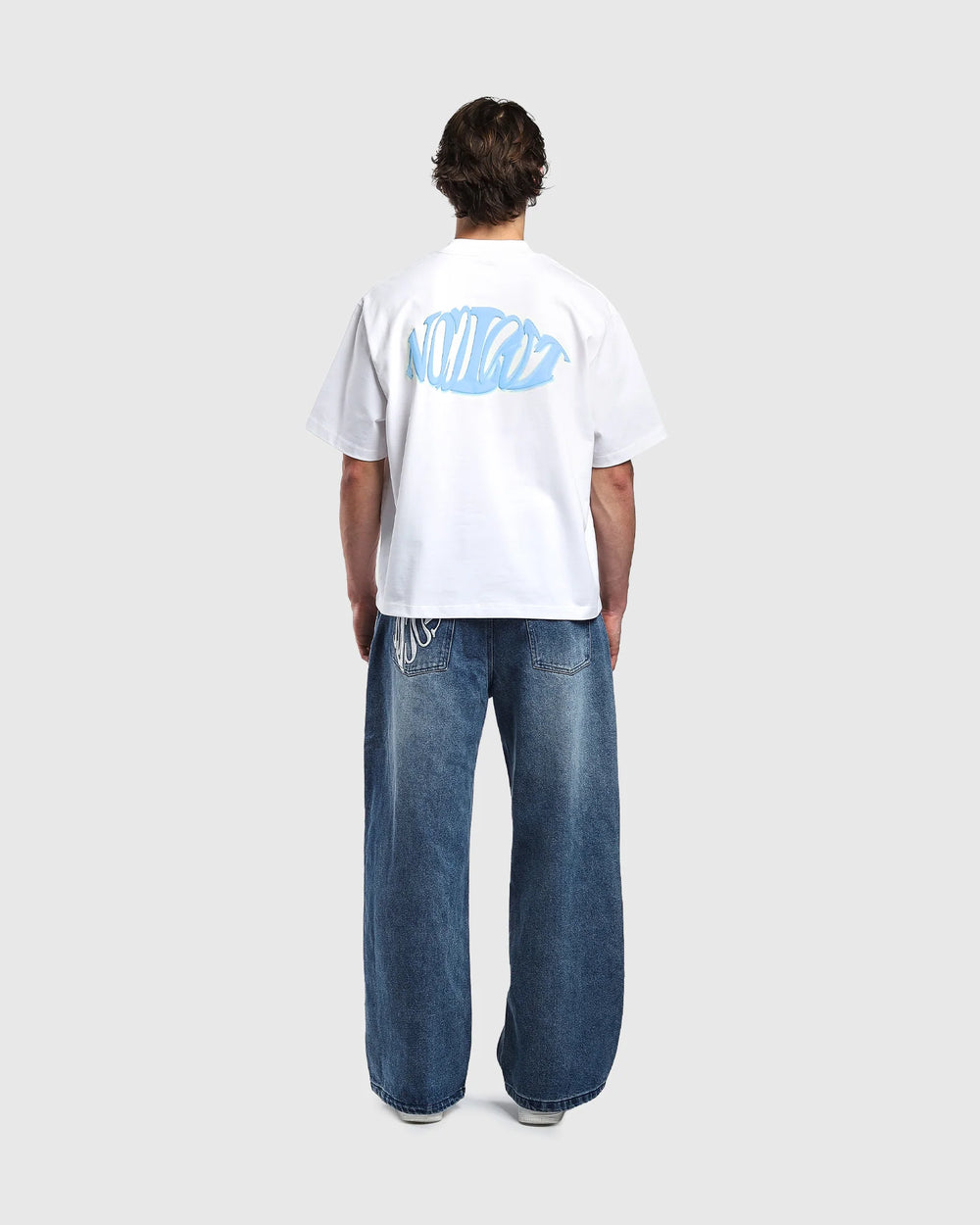 Dos t-shirt oversize Noclout blanc porté homme logo bleu streetwear