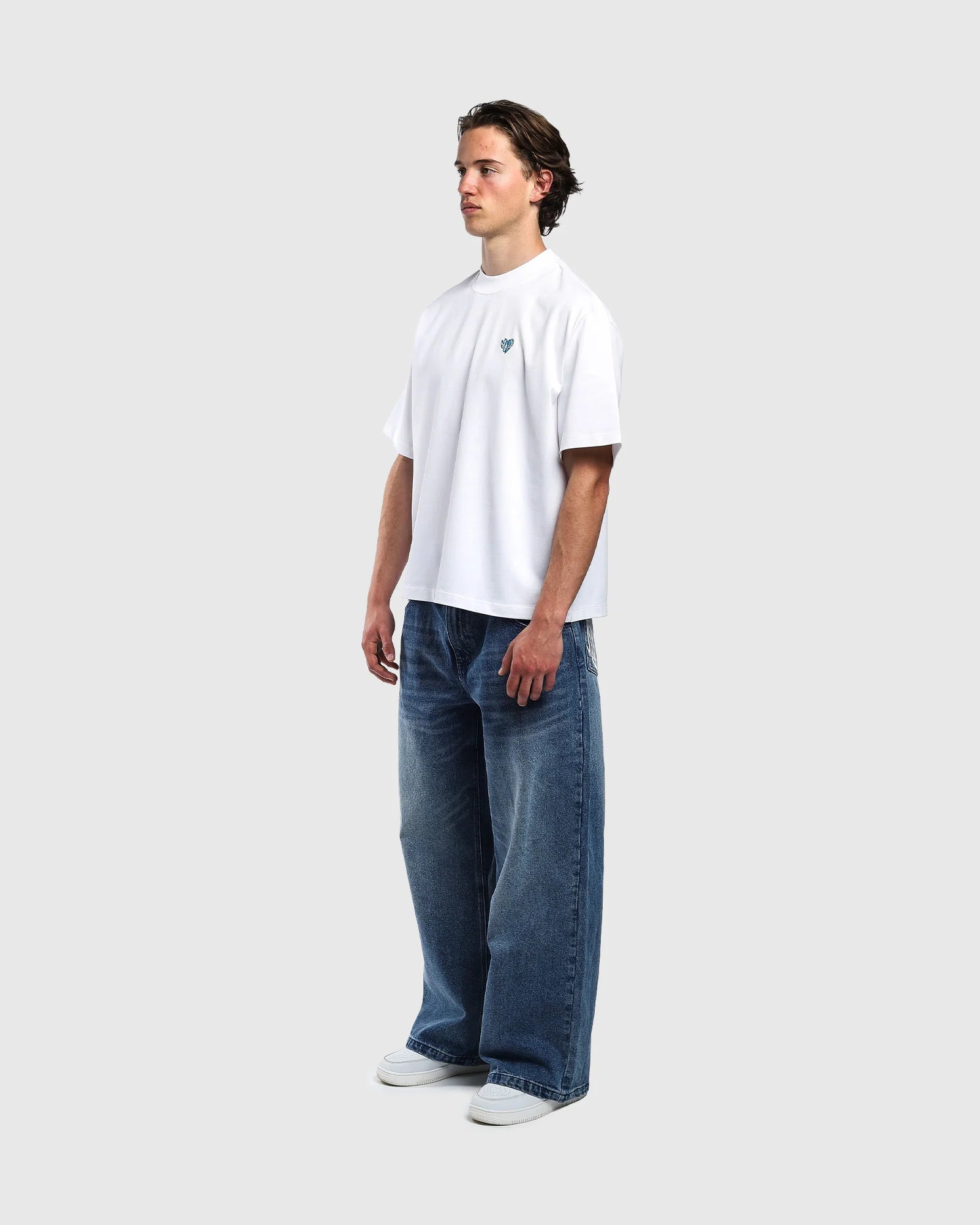 Profil t-shirt oversize Noclout blanc porté homme logo bleu poitrine streetwear