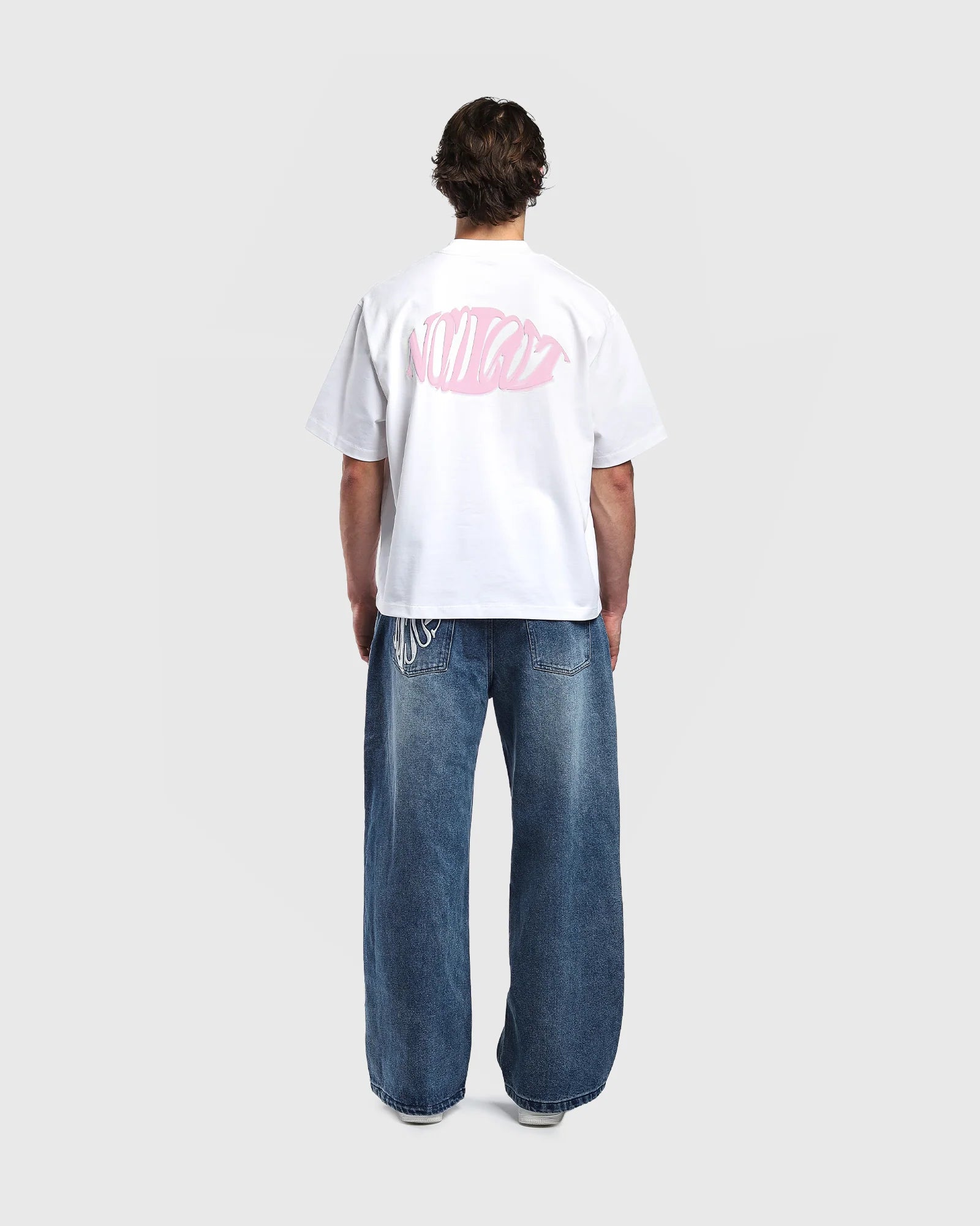 Dos t-shirt oversize Noclout blanc porté homme logo rose streetwear