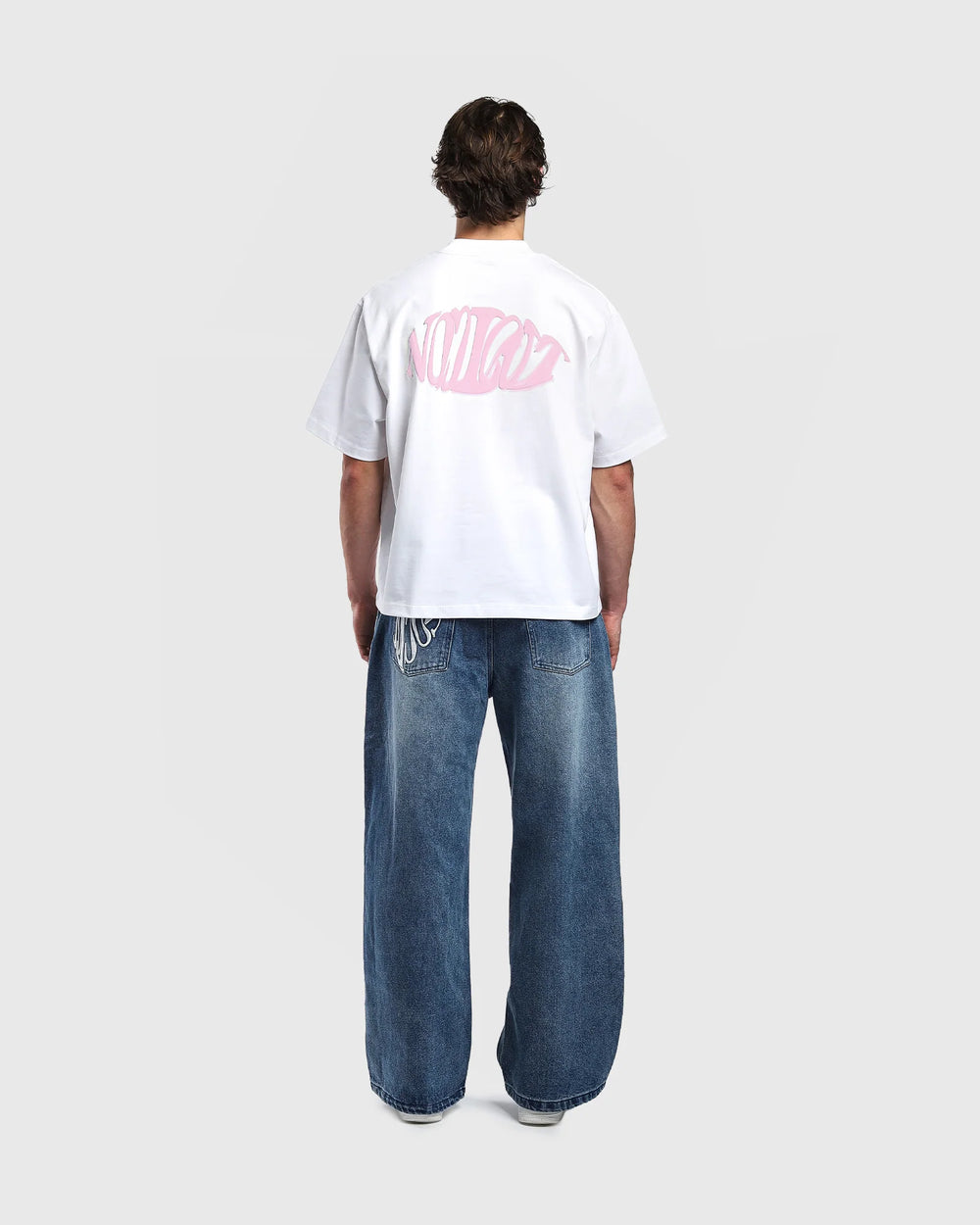 Dos t-shirt oversize Noclout blanc porté homme logo rose streetwear