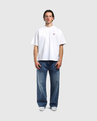 Face t-shirt oversize Noclout blanc porté homme logo rose poitrine streetwear 