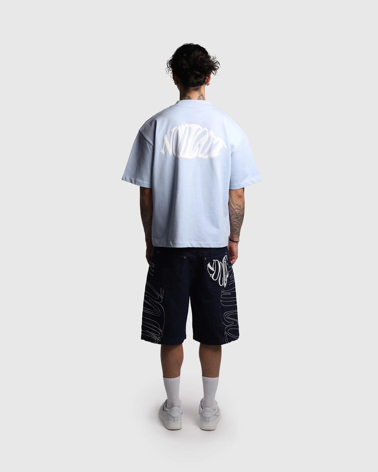 Dos t-shirt oversize Noclout bleu ciel porté homme logo blanc streetwear
