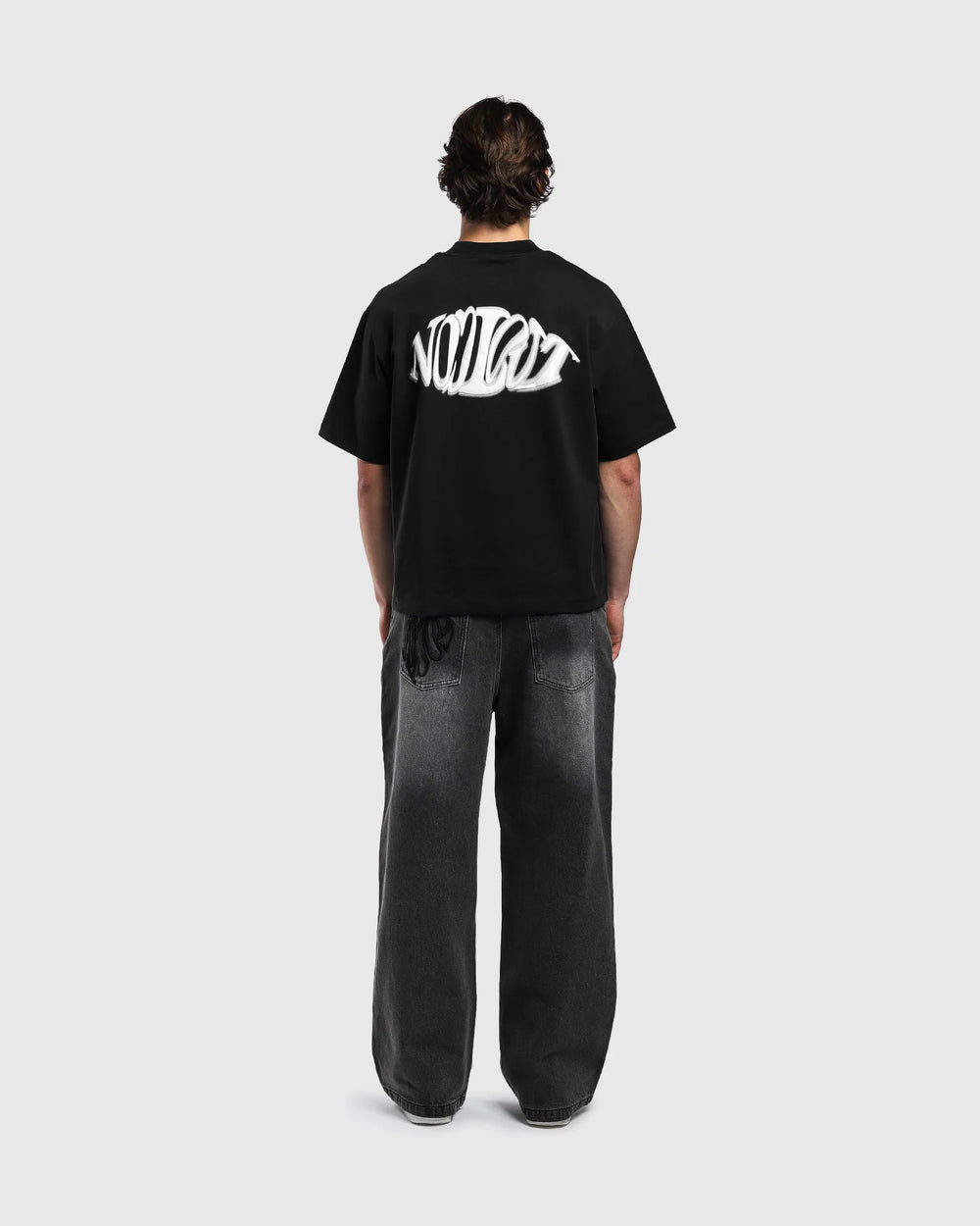 Dos t-shirt oversize Noclout noir porté homme logo blanc streetwear