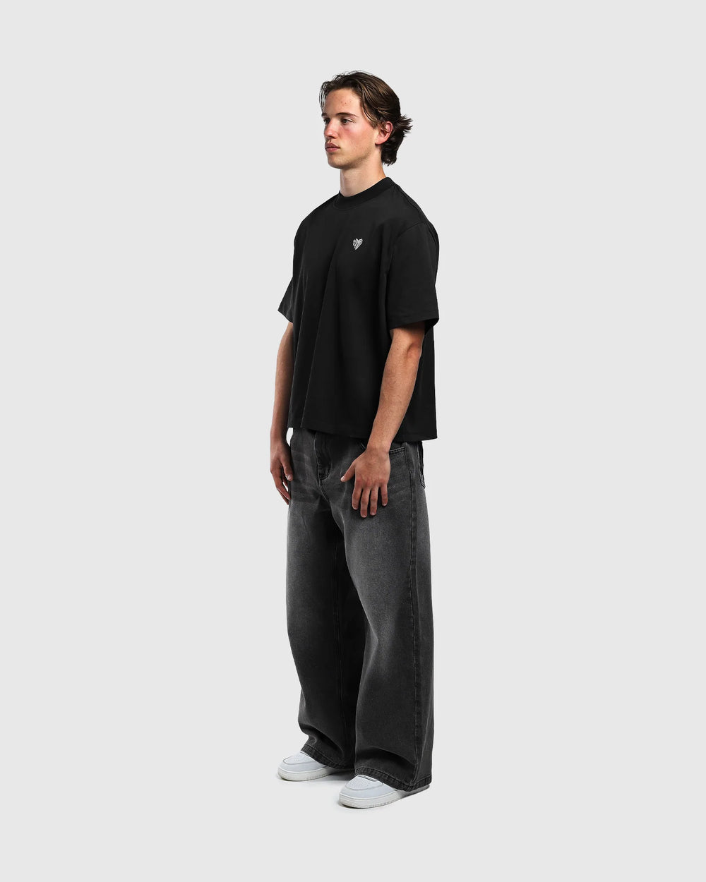 Profil t-shirt oversize Noclout noir porté homme logo poitrine streetwear