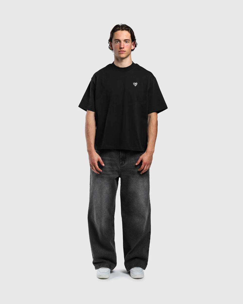 Face t-shirt oversize Noclout noir porté homme logo poitrine streetwear