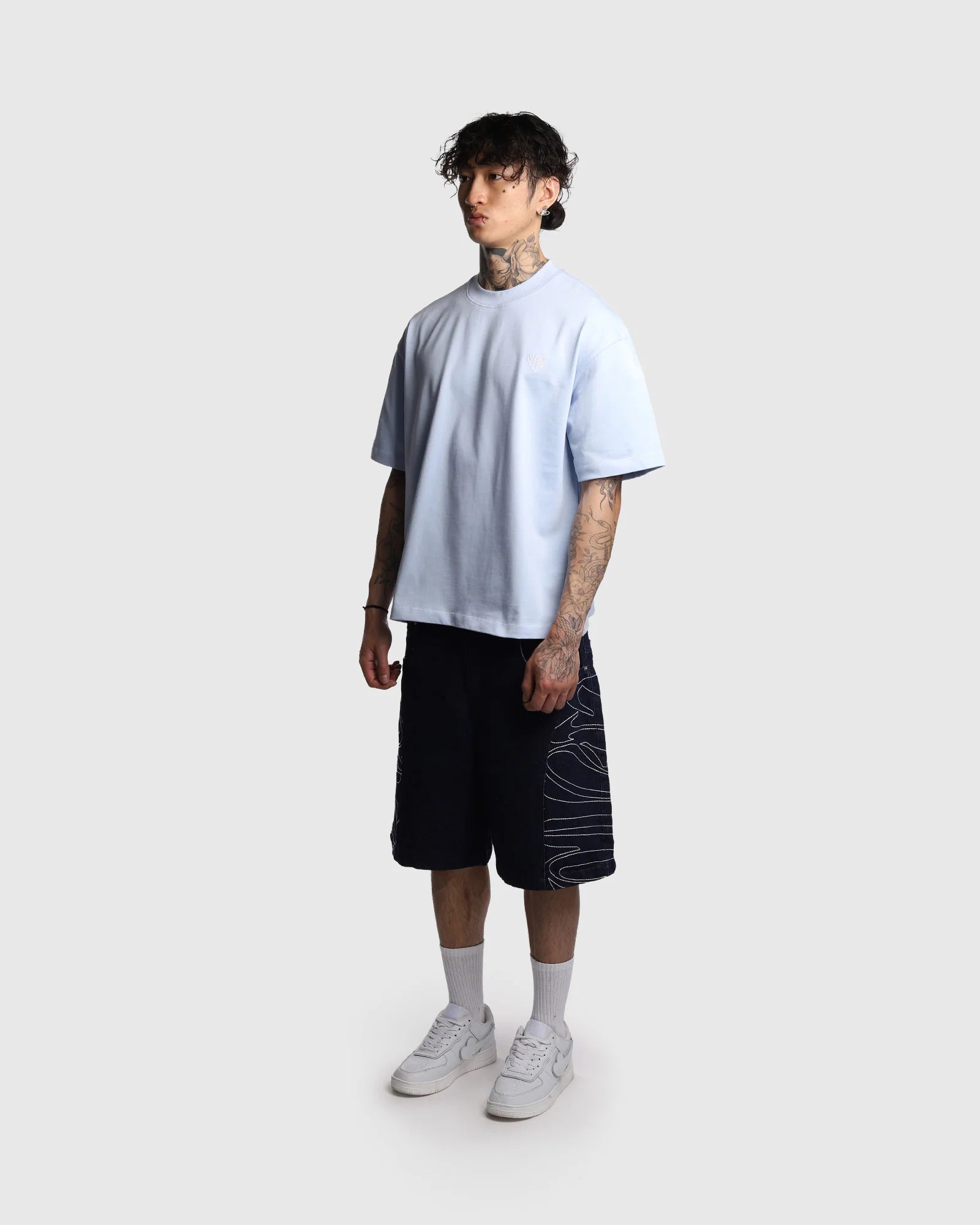 T-shirt oversize Noclout bleu ciel porté homme streetwear