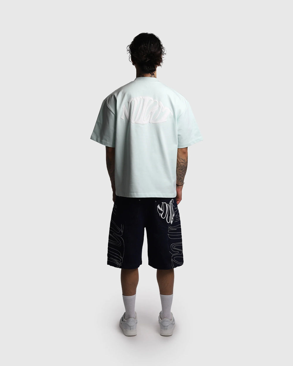 Dos t-shirt oversize Noclout vert menthe porté homme logo blanc streetwear