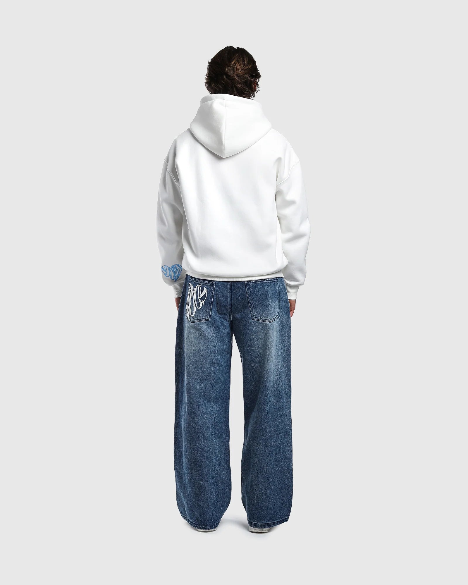 Dos zip hoodie oversize Noclout blanc porté homme logo manche bleu