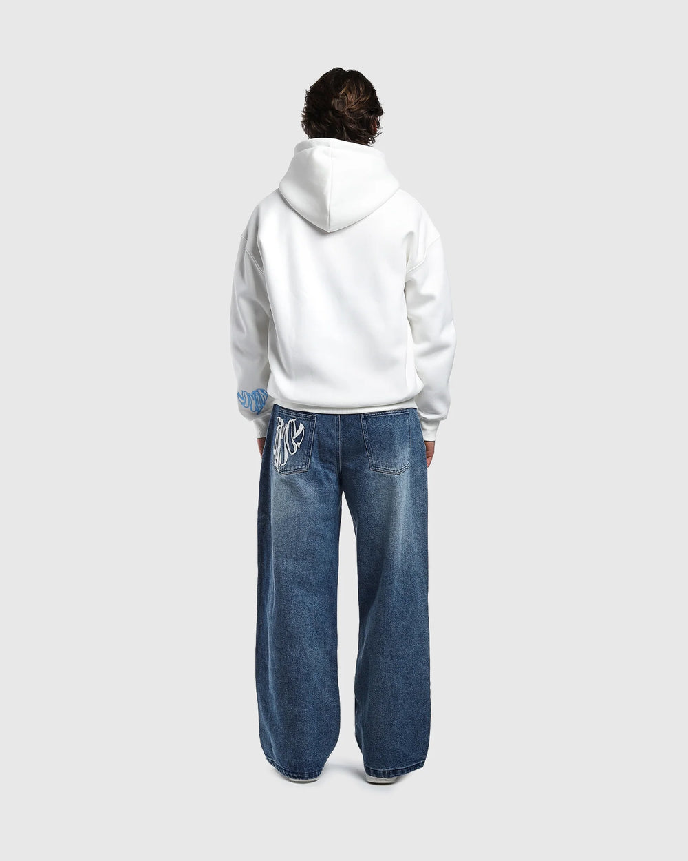 Dos zip hoodie oversize Noclout blanc porté homme logo manche bleu