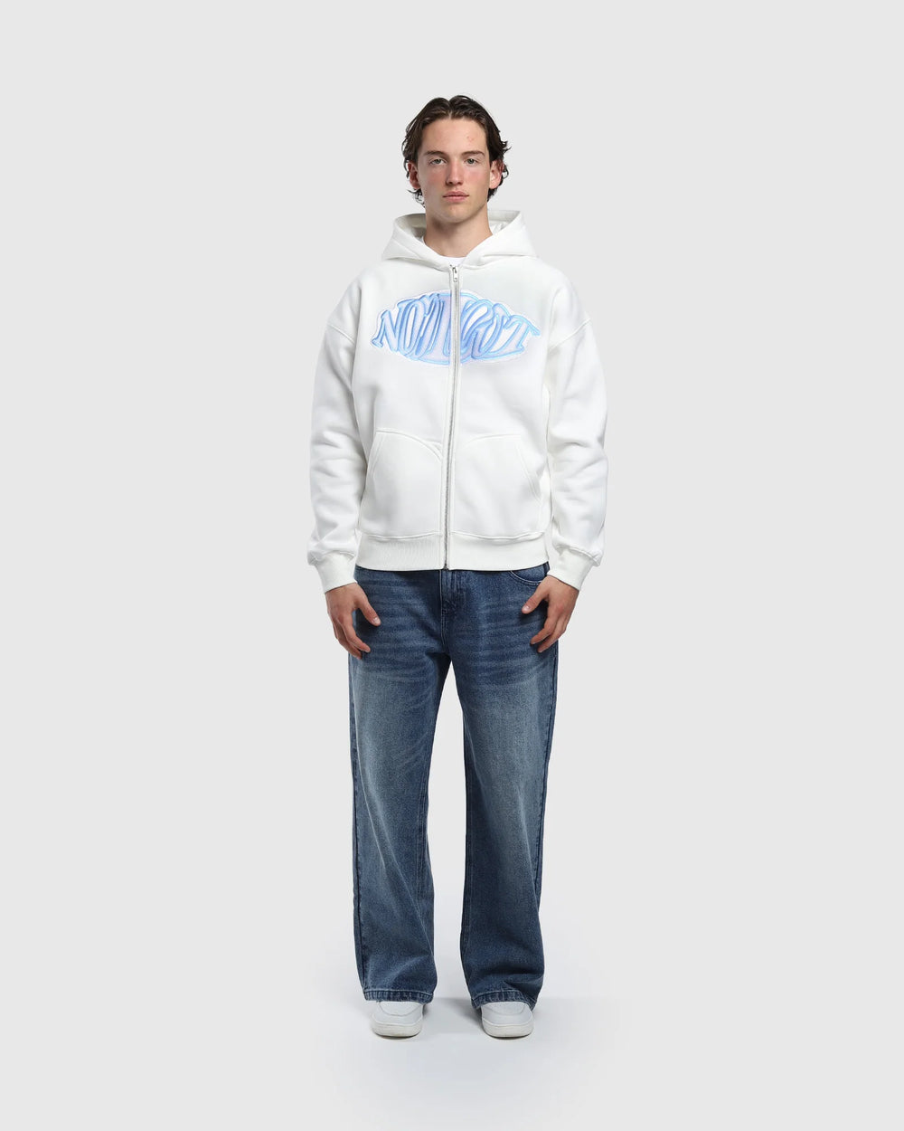 Face zip hoodie oversize Noclout blanc porté homme logo bleu streetwear