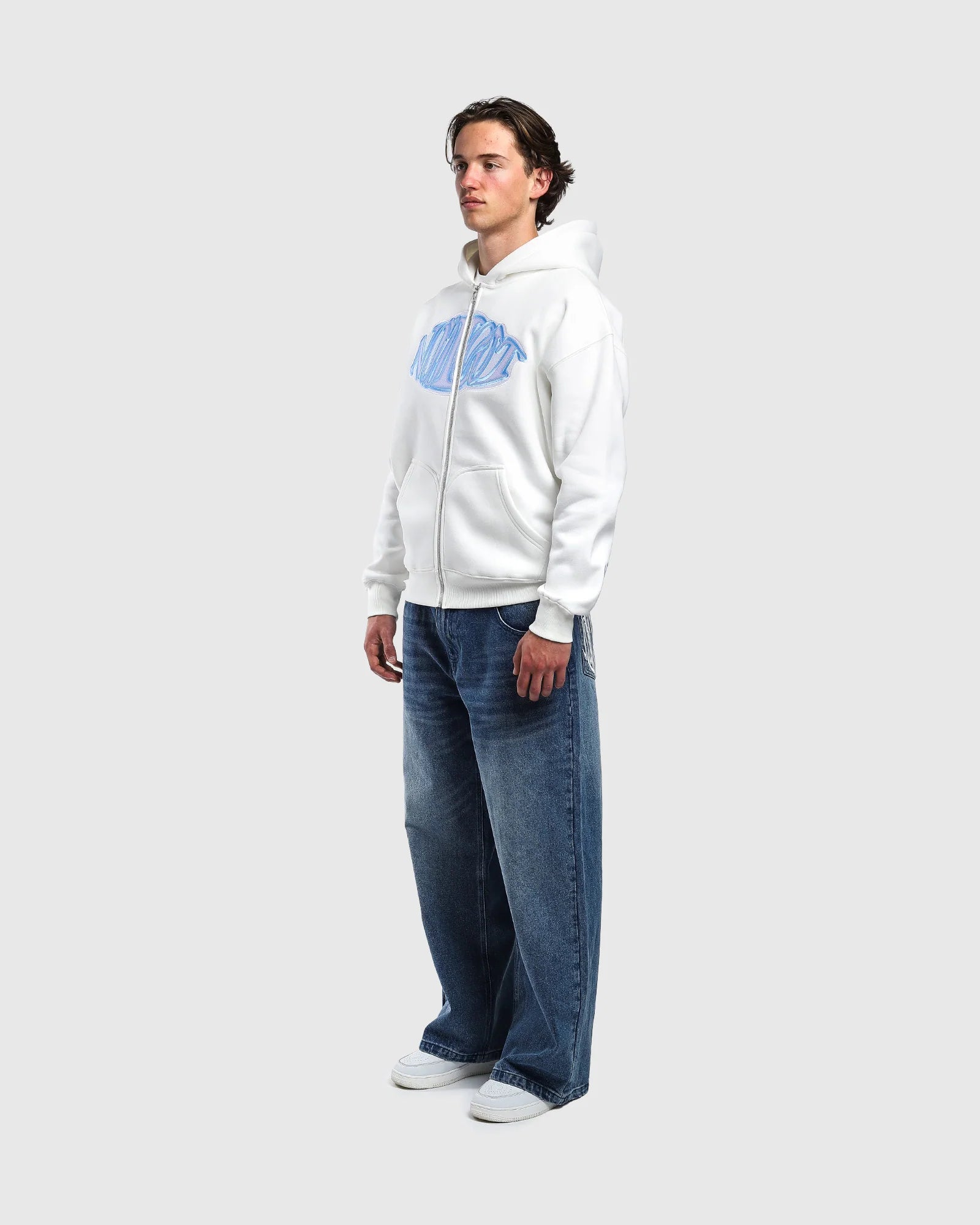 Profil zip hoodie oversize Noclout blanc porté homme logo bleu streetwear
