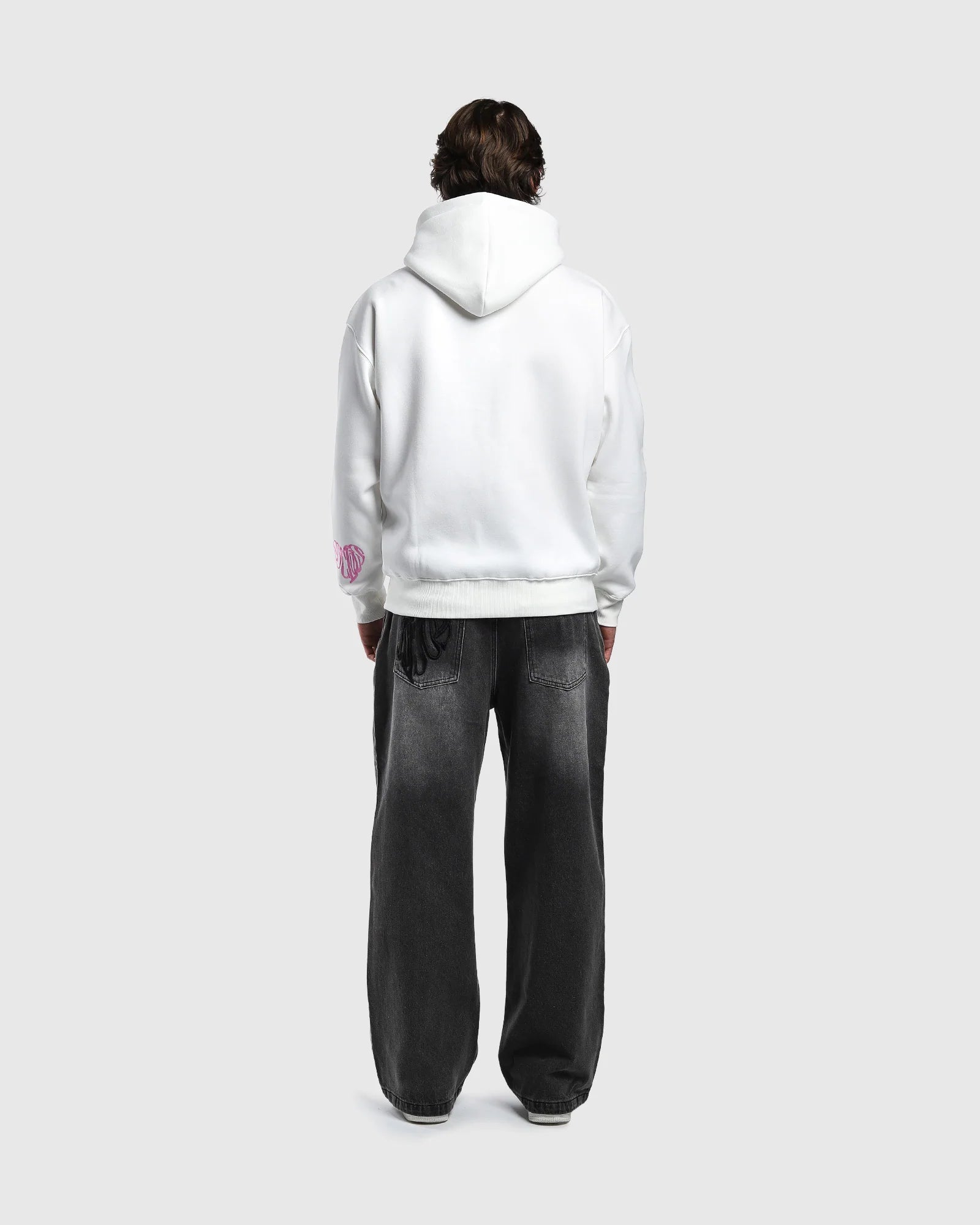 Dos zip hoodie oversize Noclout blanc porté homme logo manche rose