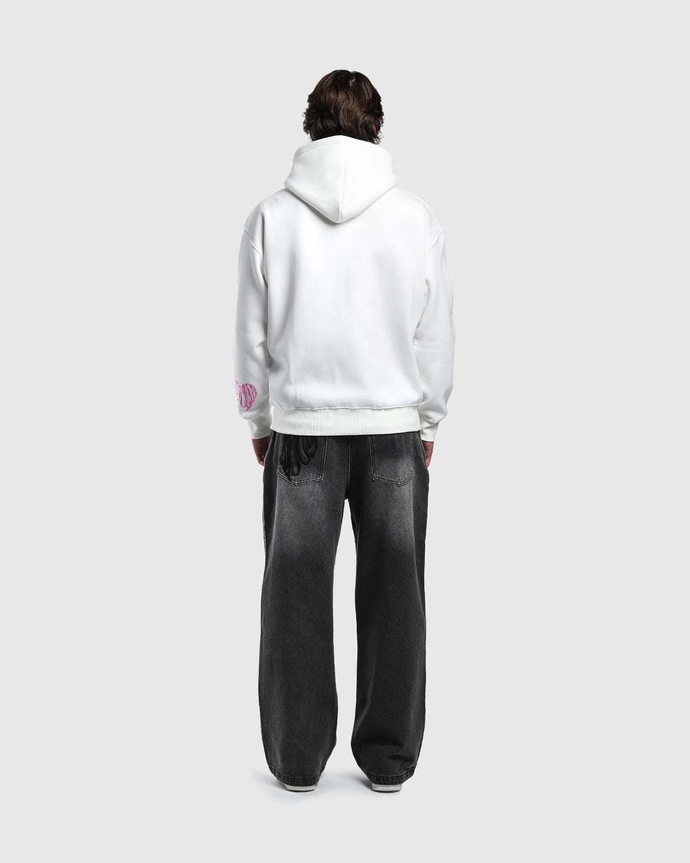 Dos zip hoodie oversize Noclout blanc porté homme logo manche rose