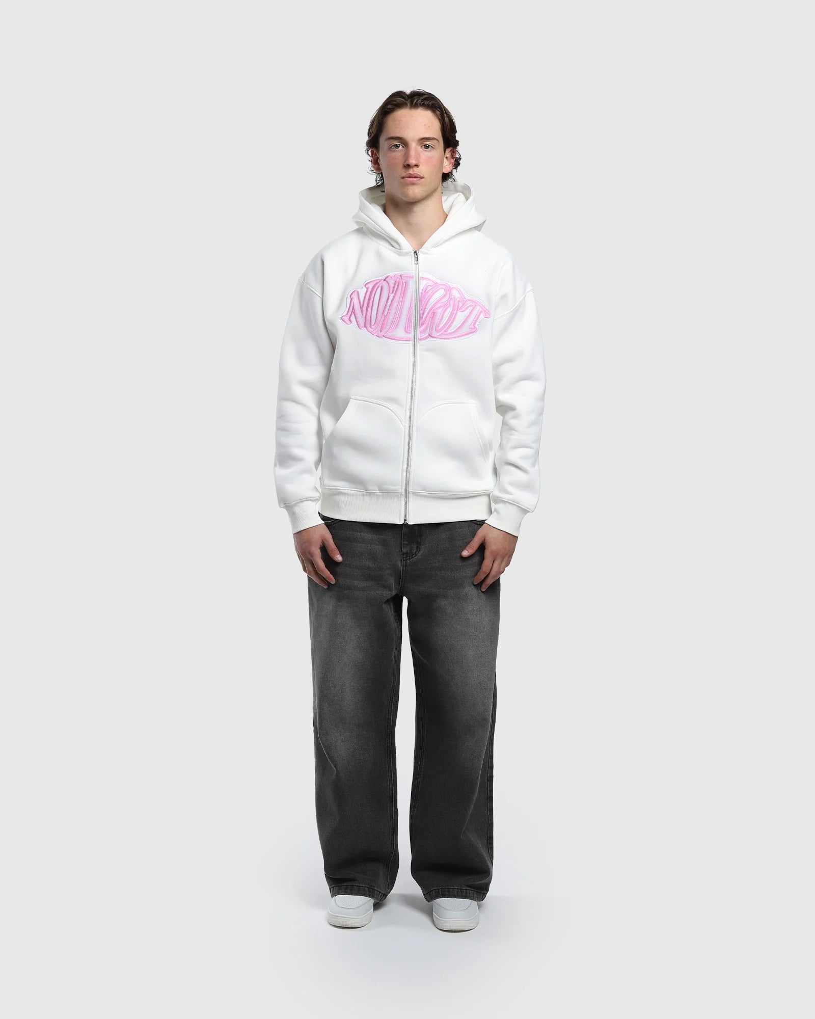 Face zip hoodie oversize Noclout blanc porté homme logo rose streetwear