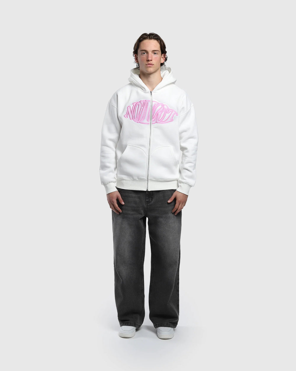Face zip hoodie oversize Noclout blanc porté homme logo rose streetwear